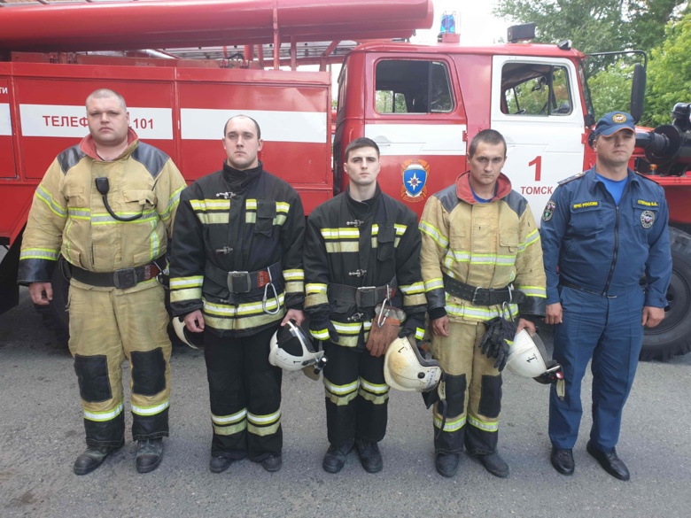 Четверо пожарных помогли подняться на ноги упавшей томичке весом в 200 кг Четверо пожарных помогли подняться на ноги упавшей томичке весом в 200 кг