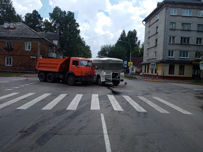 КамАЗ врезался в автобус с пассажирами в Северске КамАЗ врезался в автобус с пассажирами в Северске