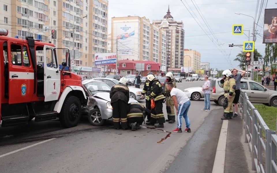 Водителя «Лады» увезли в больницу после ДТП с пожарной машиной Водителя «Лады» увезли в больницу после ДТП с пожарной машиной