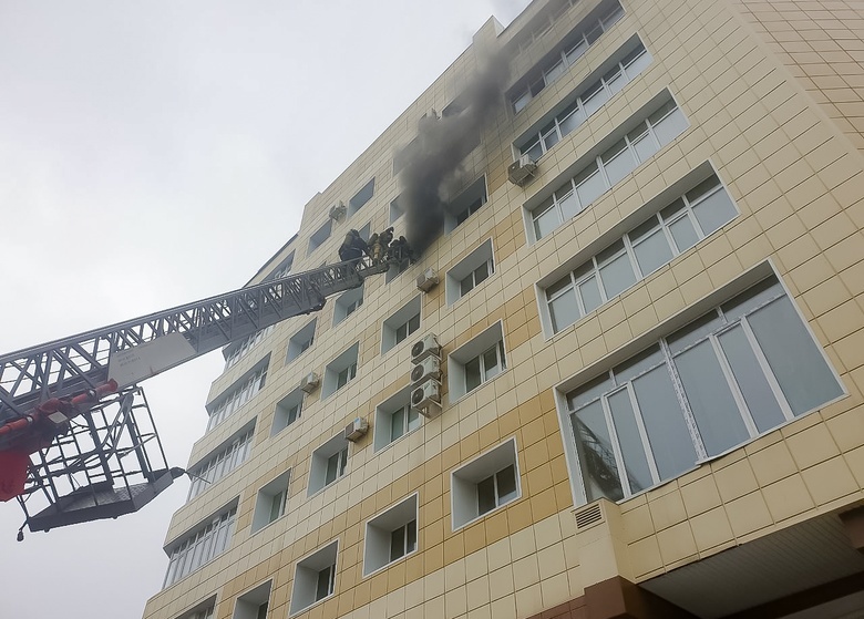 Более 20 человек эвакуировали из горящего здания онкологической клиники в Томске Более 20 человек эвакуировали из горящего здания онкологической клиники в Томске