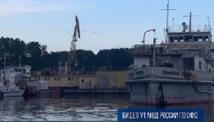 В пос. Самусь работник снимал металл с теплохода и сдавал в лом В пос. Самусь работник снимал металл с теплохода и сдавал в лом